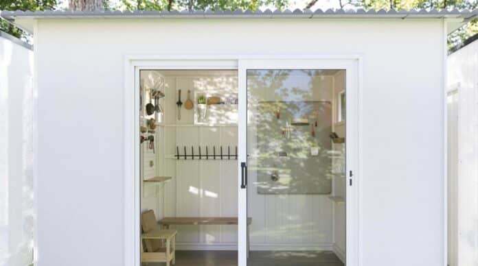 découvrez comment aménager un cabanon de jardin à aytré pour allier rangement et détente. transformez cet espace extérieur en un lieu fonctionnel et agréable, idéal pour stocker vos outils tout en profitant d'un coin paisible.